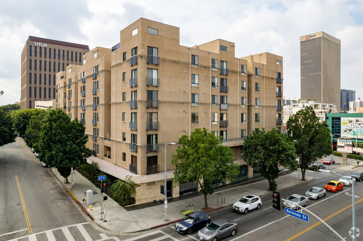 3300 W 6th St - Barcelona Towers