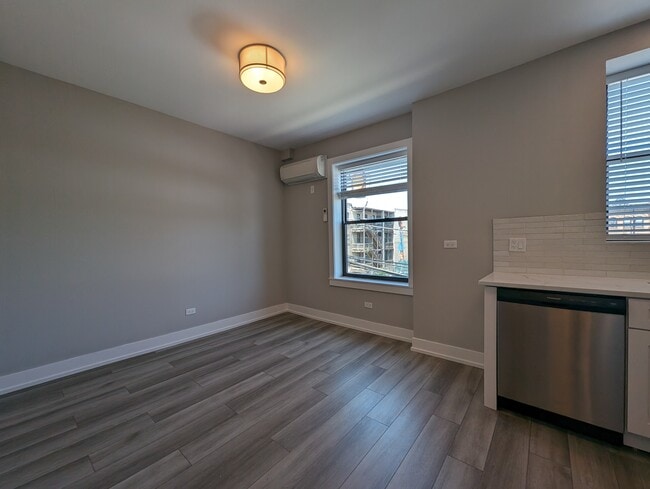 Building Photo - 3935 N Janssen Ave