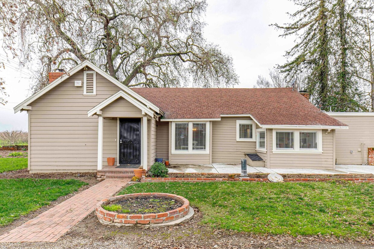 Primary Photo - Country Living - Spacious 3 bedroom 2 bath...