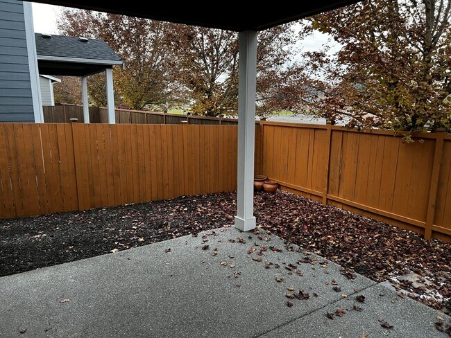 Building Photo - PENDING APPLICATION Like New 4 Bedroom 2.5...