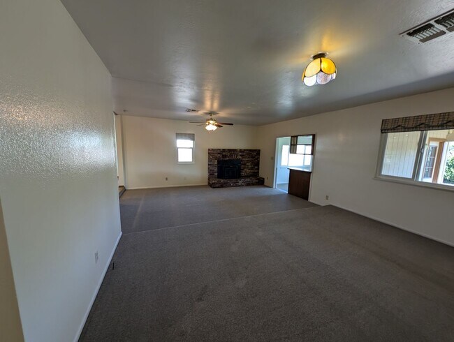Building Photo - 4 Bedroom 2 Bath Near Westside Shopping Center