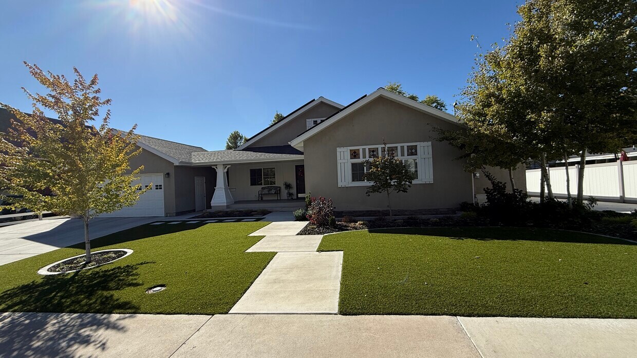 Foto principal - 3915 Timpview Dr