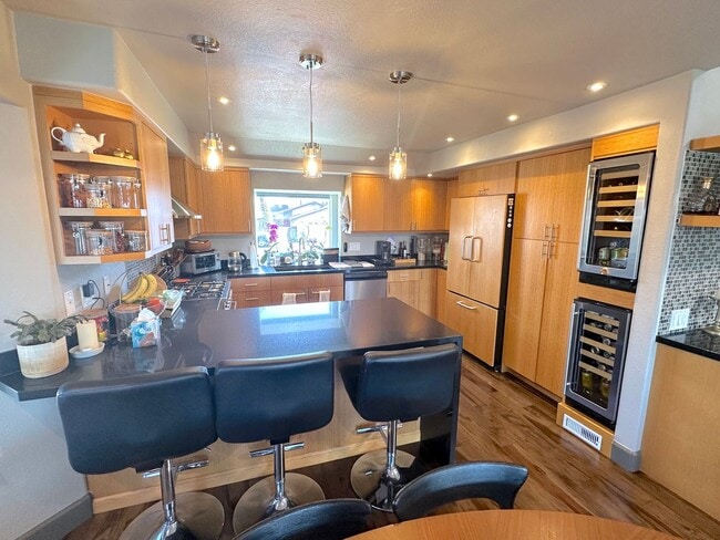 Building Photo - Stunning Hillside Home with Expansive View...