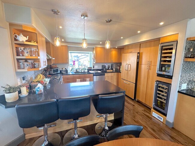 Foto del edificio - Stunning Hillside Home with Expansive View...
