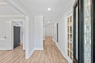 Building Photo - 911 Montview Dr