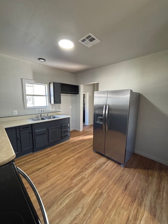 Building Photo - Newly Renovated 2 Bedroom