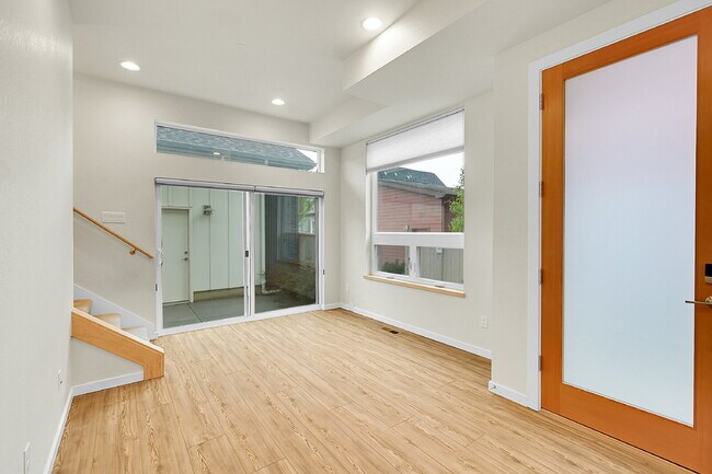Foto del edificio - $2,895.00, 3 bedrooms, 3.5 baths, located ...