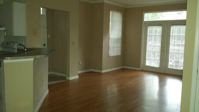 Foto del edificio - 6332 Raleigh St