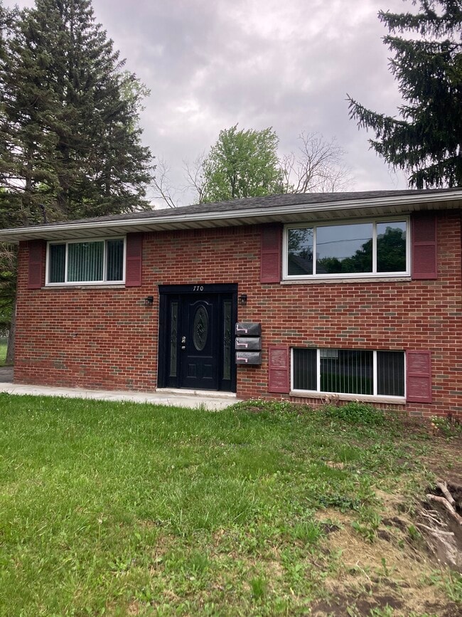 Building Photo - 770 E Robinson St