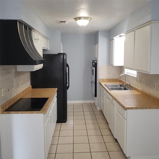 Foto del edificio - 5802 Sackville Cl