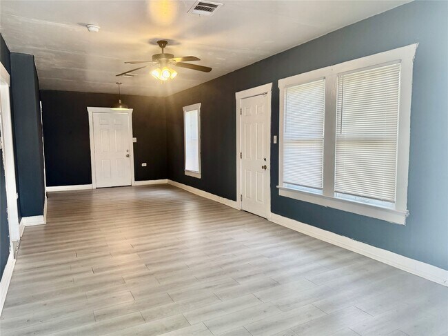 Building Photo - 1115 Caplin St