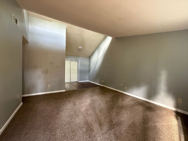 Building Photo - Newly remodeled unit in Brewster Estates!