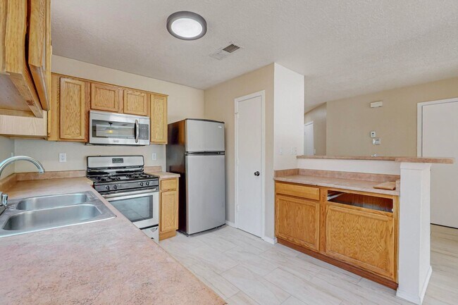 Building Photo - Southwest 3 Bedroom  2 Bath with  2 car Ga...