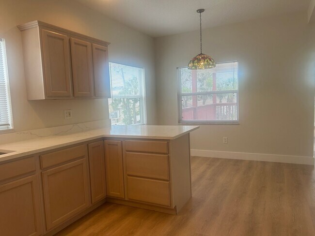 Foto del edificio - Coastal Retreat Steps from the Sand in Indian Rocks Beach