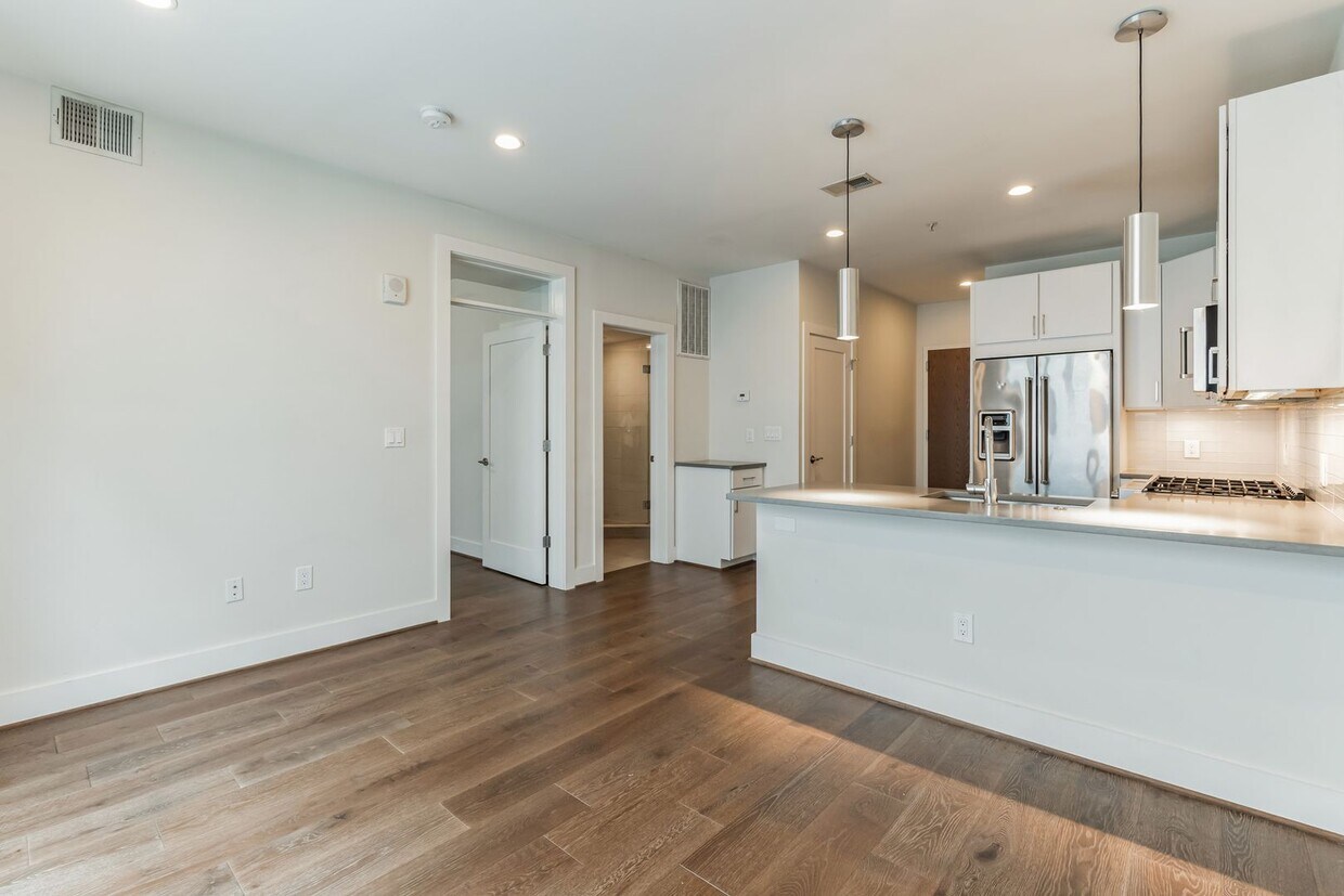 Primary Photo - Bright and modern 1bd/1bd condo nestled in...