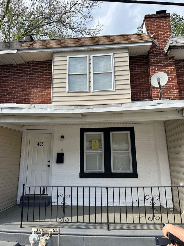 Foto principal - Fully renovated 3 Bed townhome