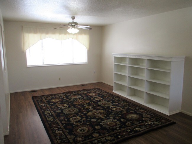Building Photo - 913 Artistic Cir