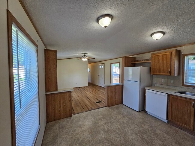Building Photo - 27 Woodside Ln