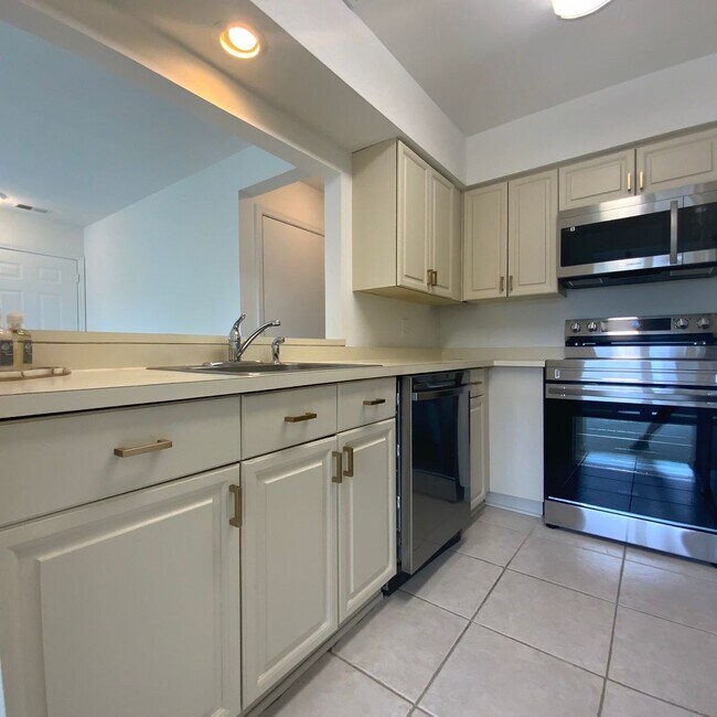 Building Photo - 7594 Lakeside Village Dr