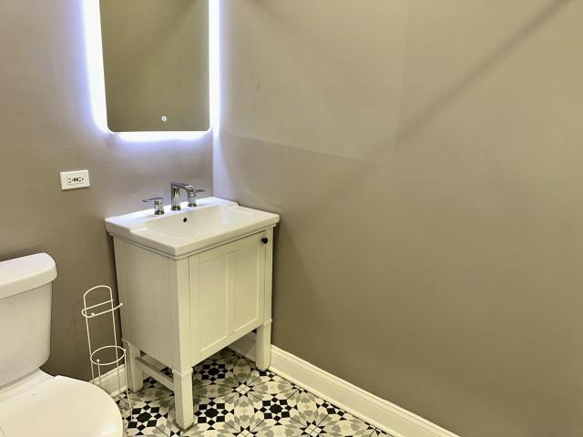 Building Photo - 1 bedroom in Chicago IL 60628