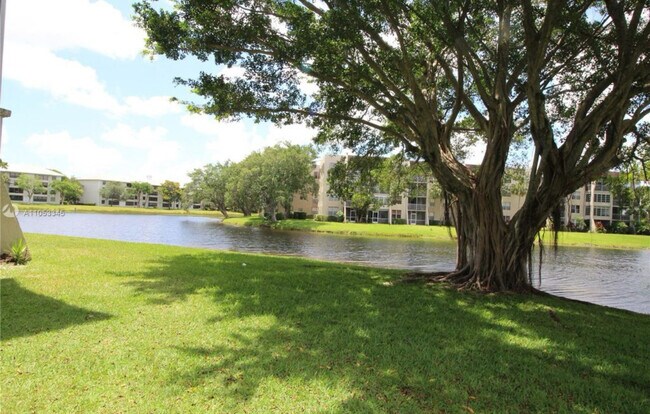 Foto del edificio - 9230 Lagoon Pl