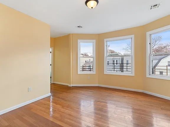 Building Photo - Renovated 3-BRM 2 -Bath Unit 3 nestled in the heart of Newark, NJ.