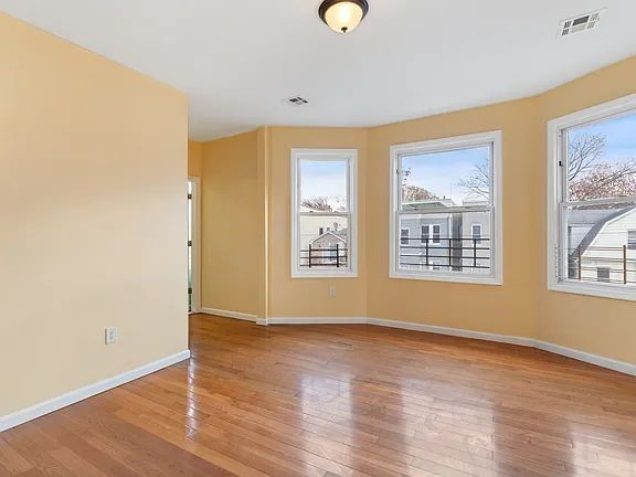 Foto del edificio - Renovated 3-BRM 2 -Bath Unit 3 nestled in the heart of Newark, NJ.