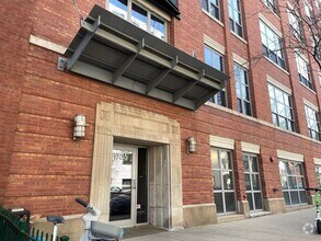 Building Photo - 1735 N Paulina St