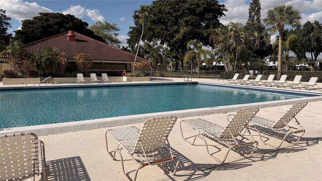 Foto del edificio - 110 Lake Emerald Dr