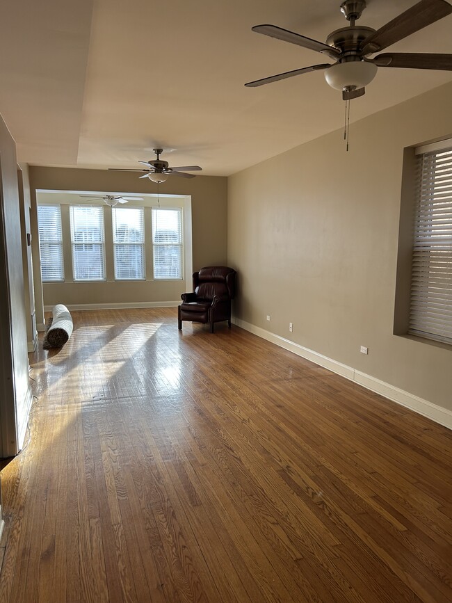 Building Photo - 4716 N Sawyer Ave