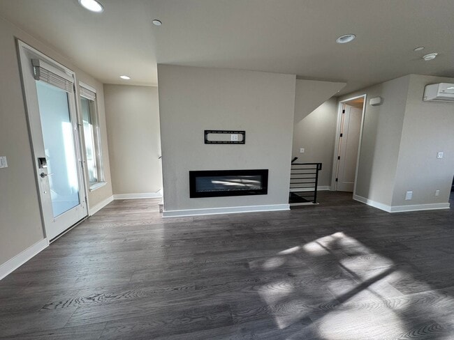 Building Photo - 4Bd/3.25Ba Kirkland Townhouse