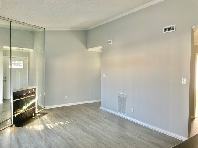Building Photo - Sunny and Bright Virginia Beach Apartment