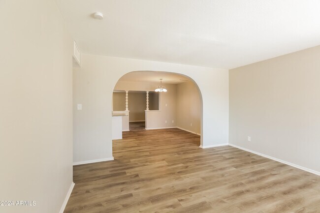 Building Photo - 2418 W Sunnyside Ave