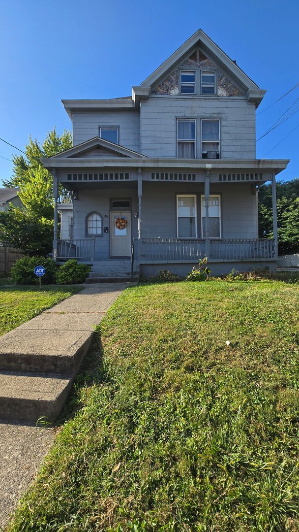 Building Photo - 2047 Lawrence Ave