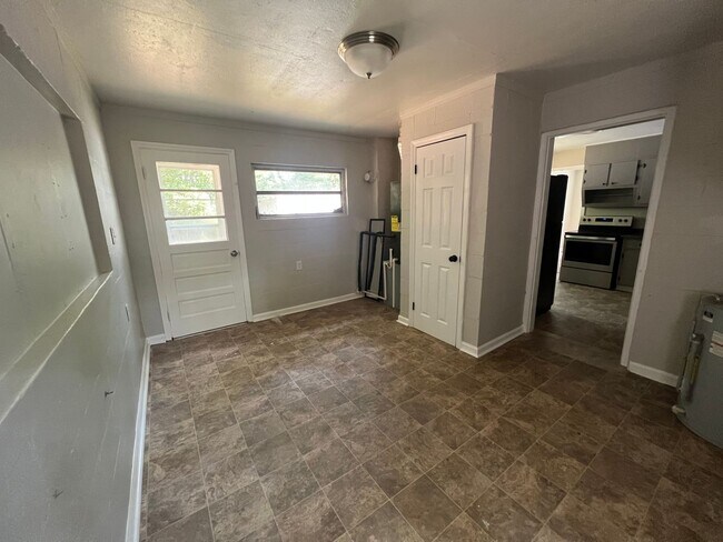Foto del edificio - 5091 Lewis Rd 2bed/1bath Country living $1...