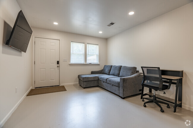 1BR, 1BA - 650SF - Living Room - Timberline Flats