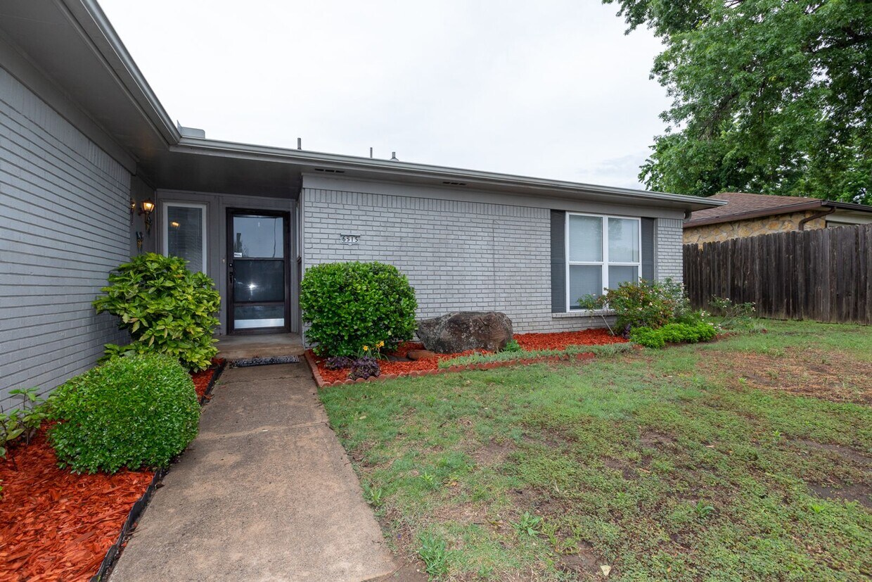 Primary Photo - Newly Renovated 3 Bed / 2 Bath Duplex in T...
