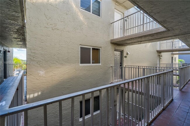 Building Photo - 10000 NW 80th Ct