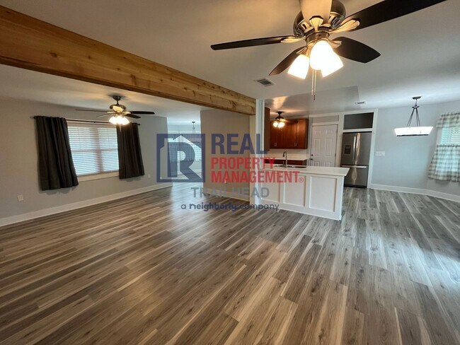 Building Photo - Charming 3 Bed 2 Bath Home