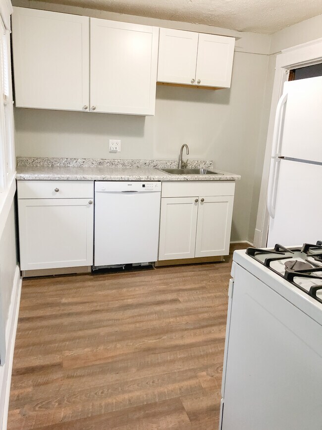 La cocina recientemente remodelada incluye una gran despensa/área de almacenamiento. - 1048 37th St