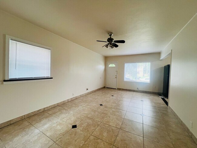 Foto del edificio - Charming 2-Bedroom Ranch with Modern Finishes & Attached Garage