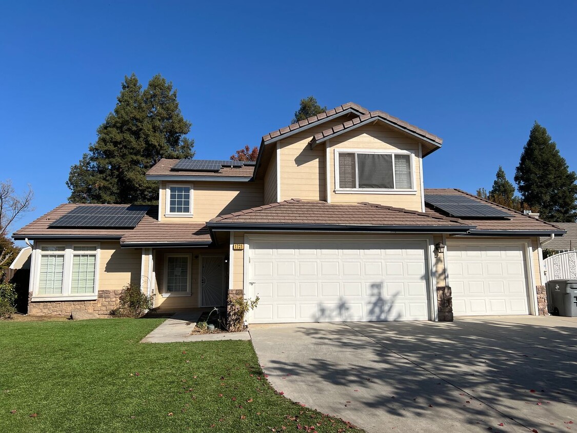 Primary Photo - Stunning 4-Bedroom Home in Clovis Unified ...