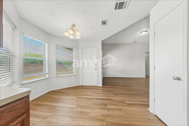 Building Photo - 413 Bretts Way
