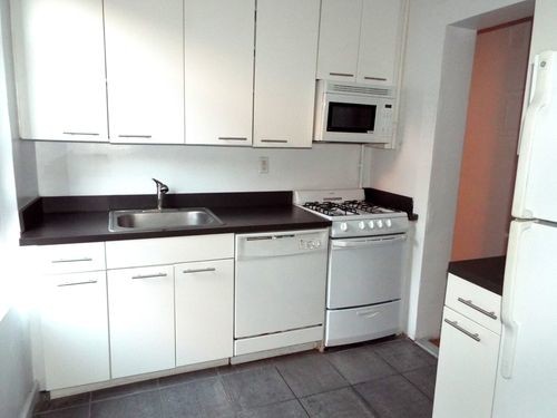 Building Photo - 556 W 188th St