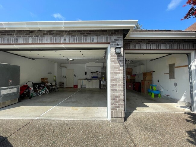 Building Photo - Custom Traditional Home in Montreux Neighborhood 3Bd/2Ba Home with 3 Car Garage!! Close to Cedar ...