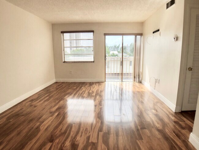 Foto del edificio - 7925 Carlyle Ave