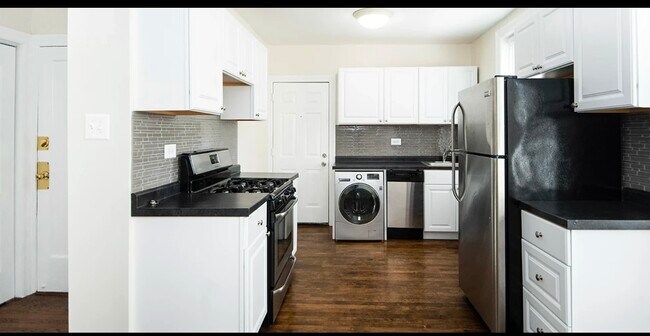 Building Photo - 3845 N Greenview Ave