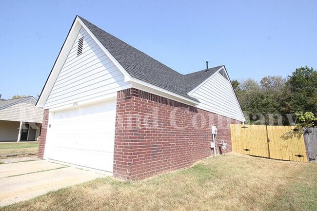 Building Photo - 10770 Oak Leaf Dr