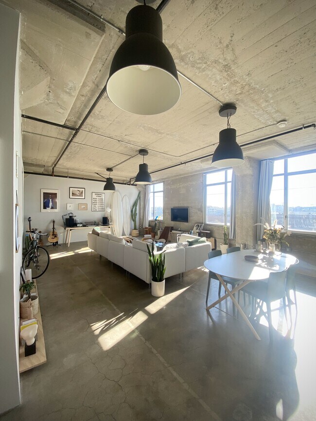 Photo - 825 E 4th St Apartment