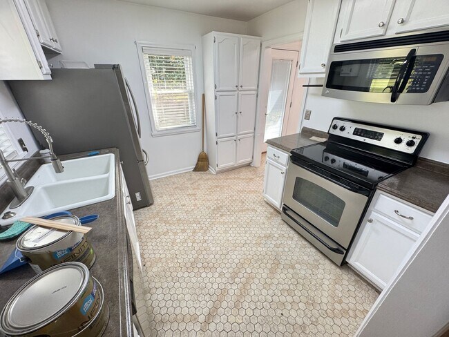 Foto del edificio - FOR LEASE- 2 BED 1 BATH ON HICKORY RIDGE RD!